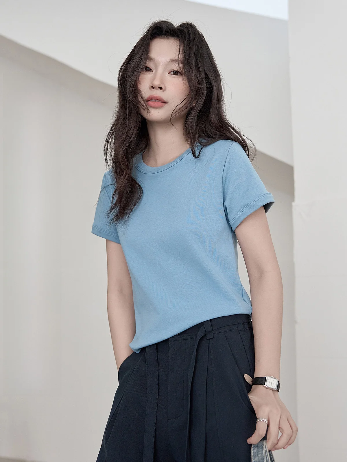 

Синяя футболка с круглым вырезом и короткими рукавами, женская летняя модная облегающая футболка с дизайном на плечах, удобный повседневный топ в корейском стиле