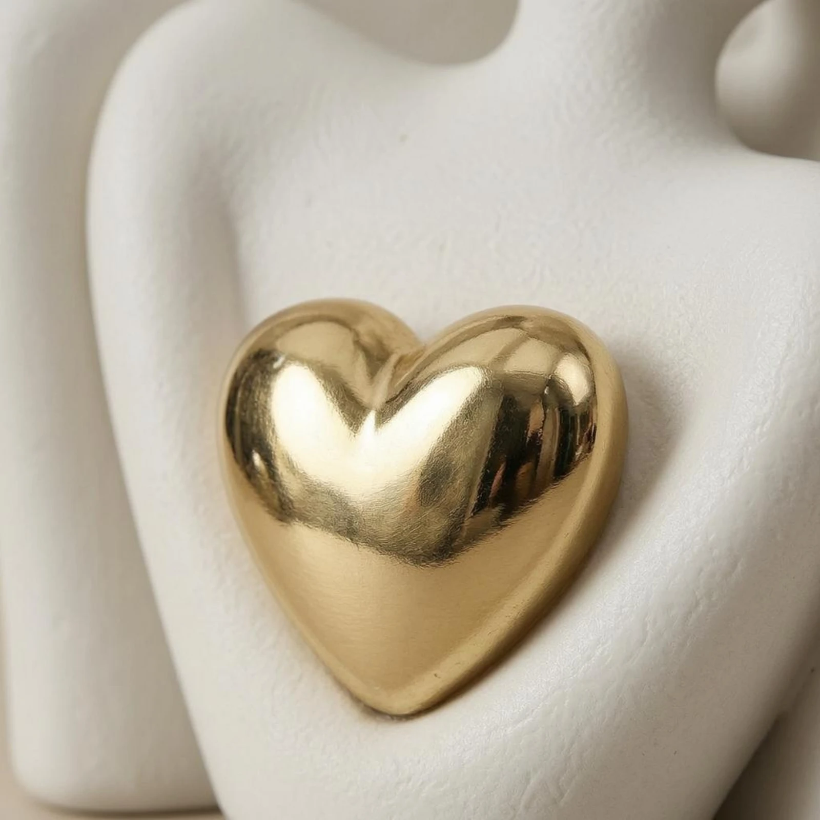 

Ceramic Couple Figurine Heart-Shaped Hugging Couple Figurine Romantic Decor Piece Sculptural House Decoration Elegant for Home