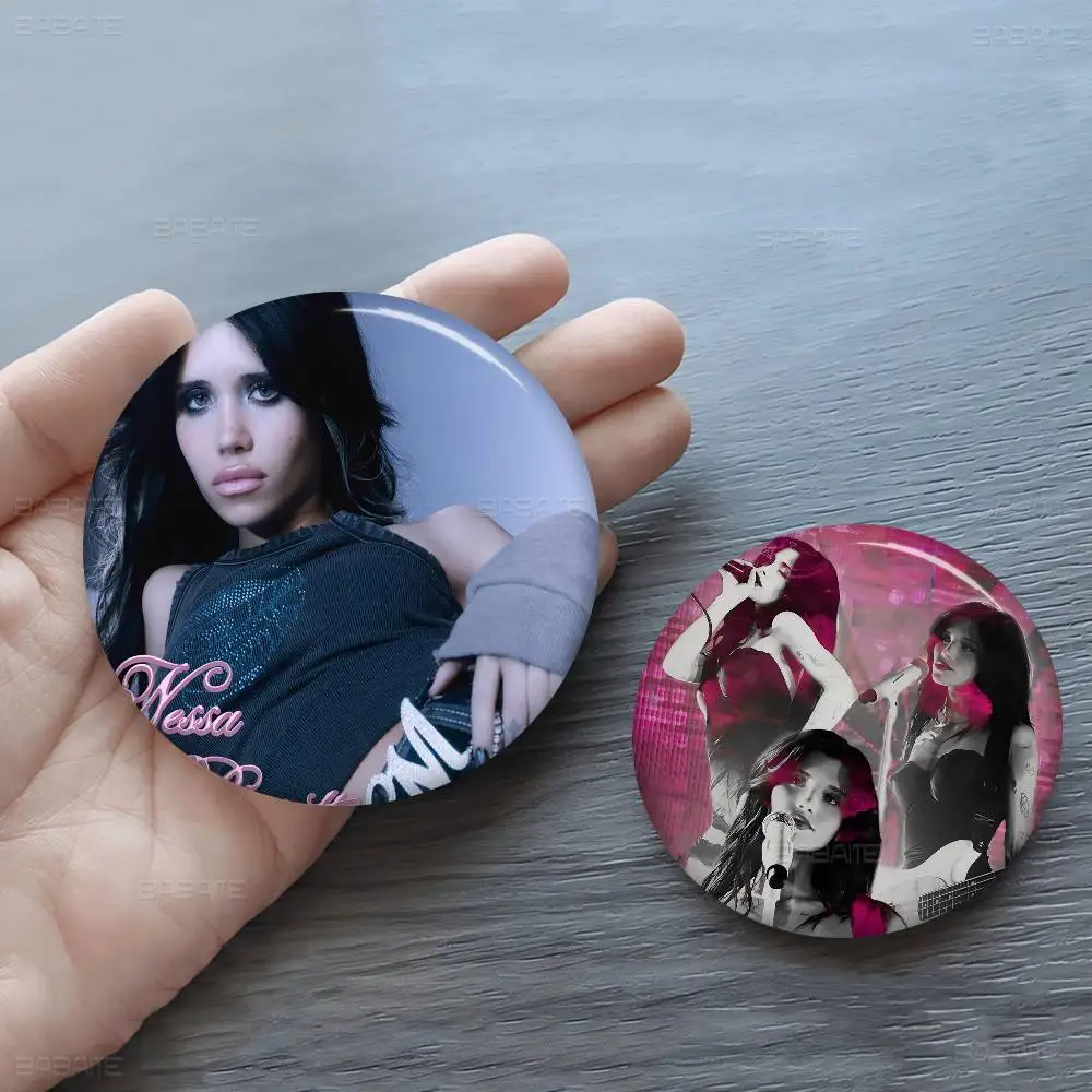 نيسا باريت سنجر دبوس زر ناعم مشرق مطبوعة أيقونة هدية للأصدقاء شارة طوق بروش التلبيب دبوس معدني