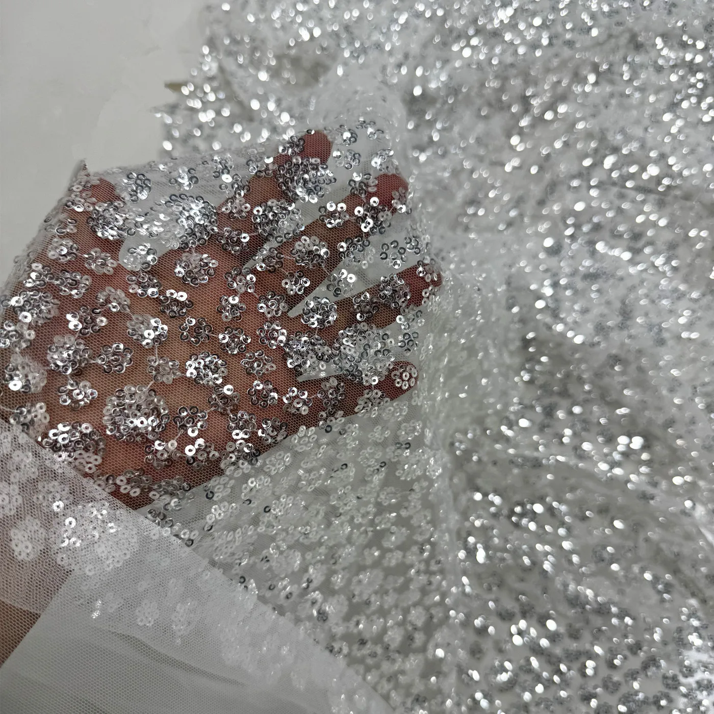 

Высококачественная серебряная ткань с пайетками шириной 1,3 м для вечерних платьев, сверкающая отделка серебристого тона, тюлевая сетка с блестками, кружево 1 м