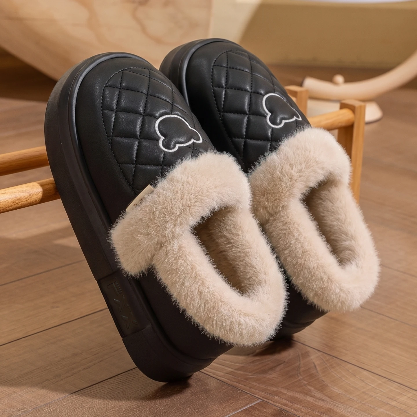 Winter-Wasserdichte Hausschuhe für Damen und Herren, mit dicker Sohle, warmem Plüschfutter, Bärenstickerei, rutschfest, weich, elastisch, für den Innenbereich. – Detail 12