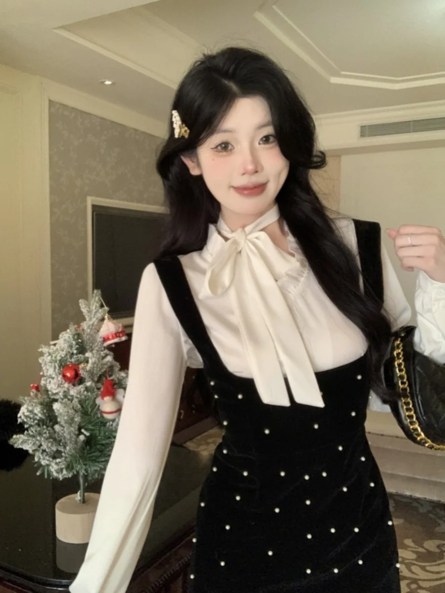 

Модный комплект для молодых женщин: белая приталенная юбка из бархата с декоративными элементами и топ на бретельках