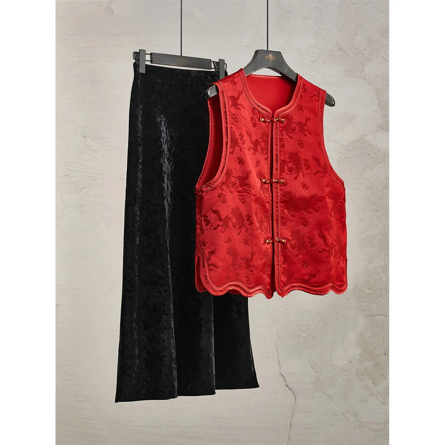 

Новая китайская женская жилетка с тяжелой вышивкой, многослойная, красная, новогодняя, короткая, из атласной ткани