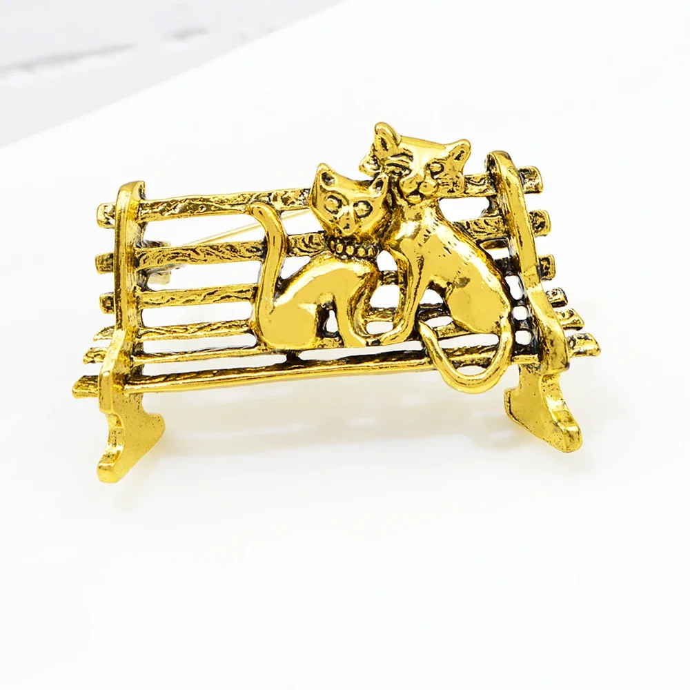 Blucome Vintage Couple Cats Sitting on Bench Brooch Women’s Brooch for Coat Suit Bag Hijab Laple Pins Badage New Year Gifts.