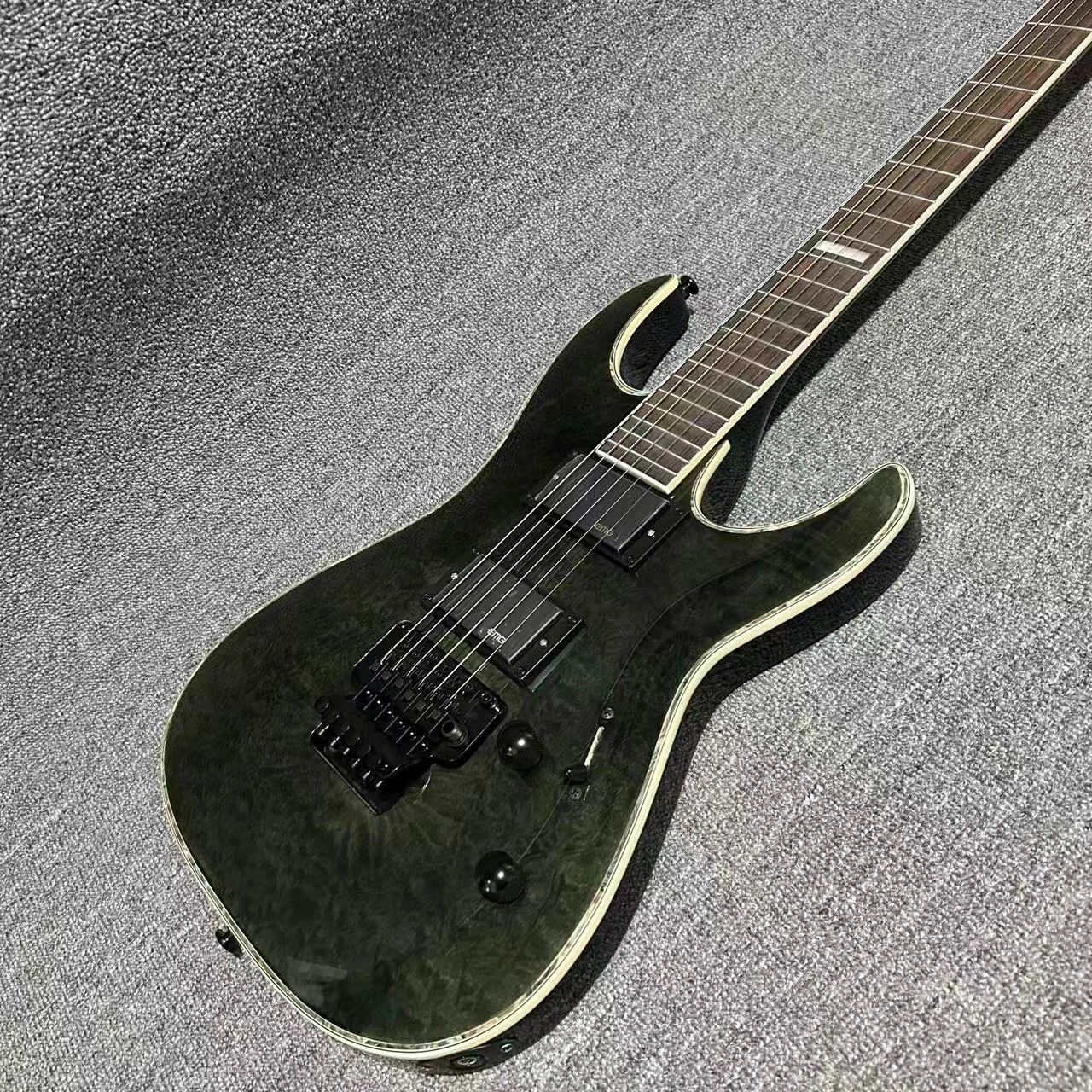 التوصيل المجاني الغيتار الكهربائي الأسود روزوود الرقبة الماهوجني الجسم جاك