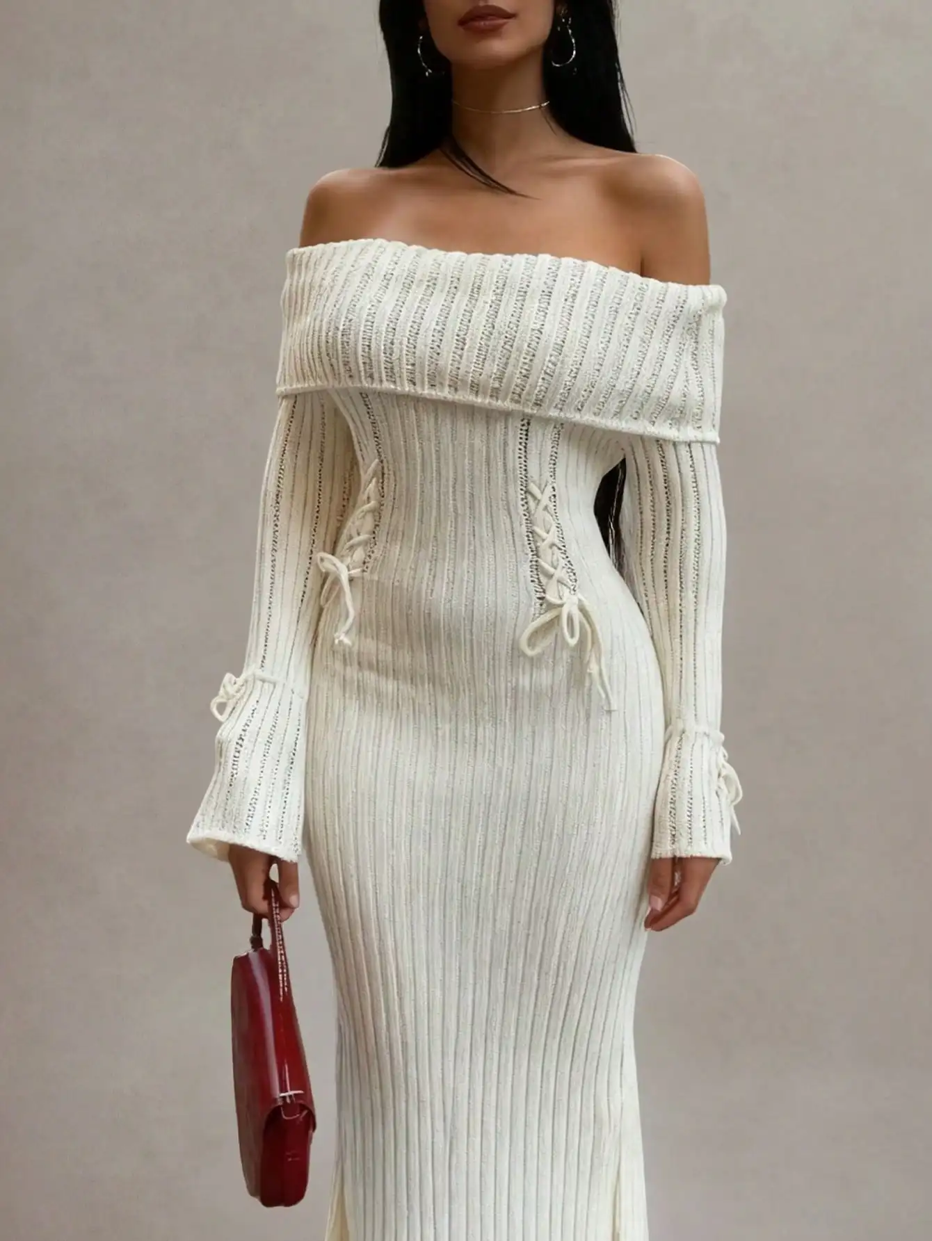 

Элегантное платье с открытыми плечами, ребристой вязкой, завязками по бокам и расклешенными рукавами для осенне-зимних вечеринок