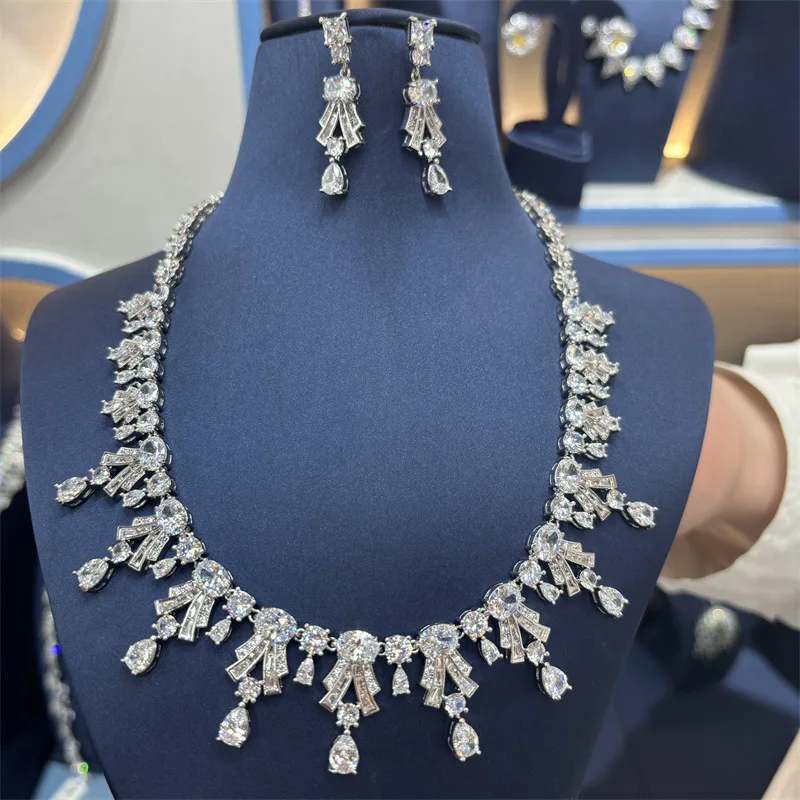 

Роскошный комплект из циркониевых ожерелья и серег, вечернее свадебное платье, элитные украшения, инкрустированные бриллиантами и каплями воды, праздничный наряд.