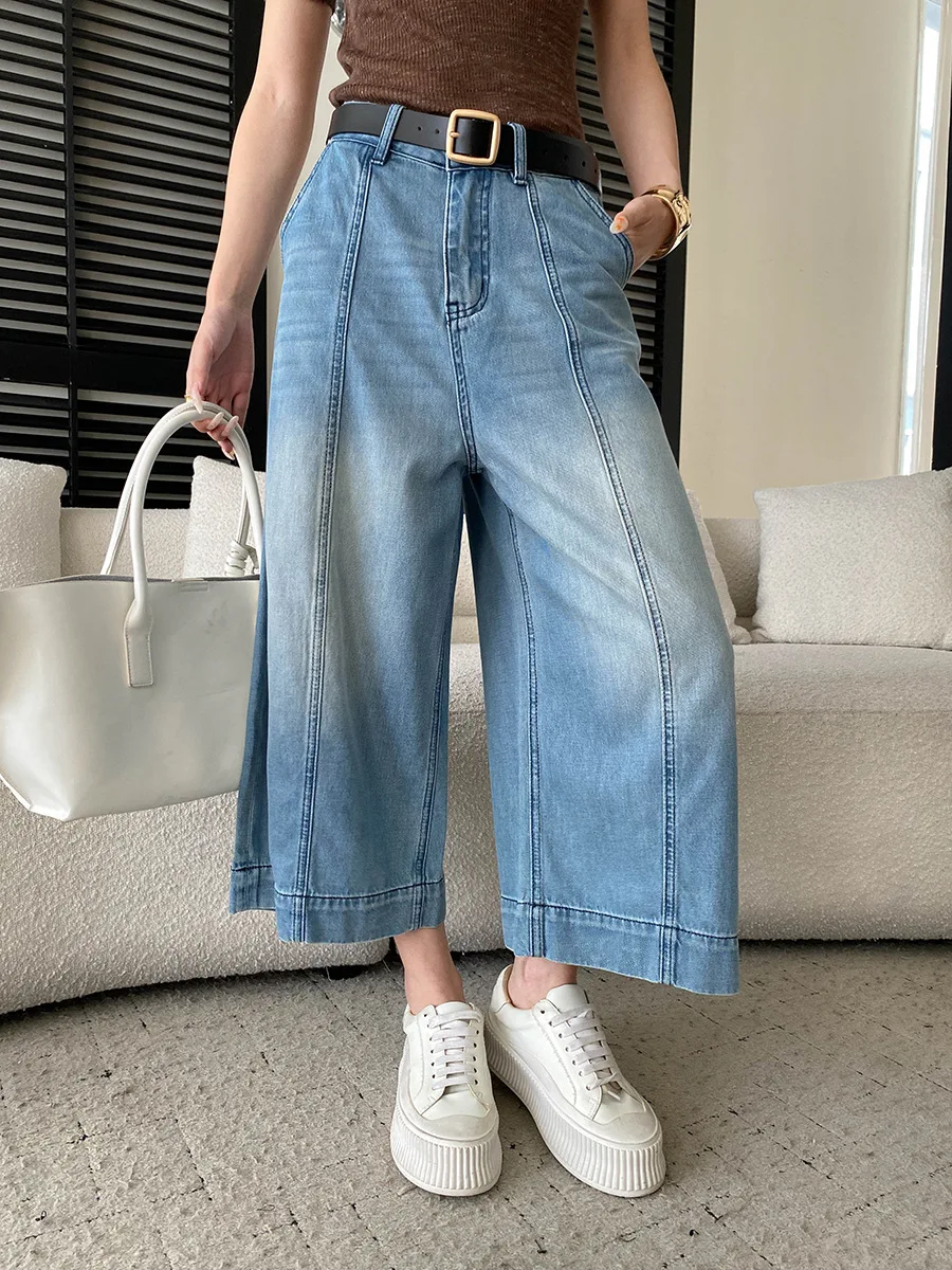 Sommerliche Damenjeans in unifarbenem Design mit hoher Taille, schlank machendem Schnitt und geradem, weitem Bein. – Detail 7