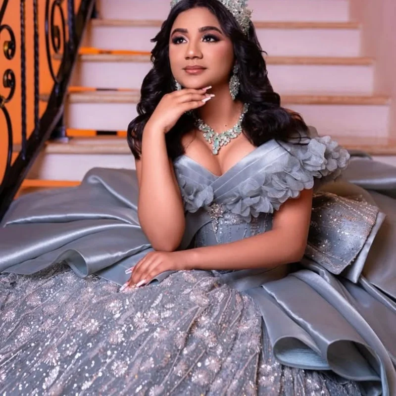 

Блестящее серебристо-серое платье Quinceanera, кружевное платье с 3D цветком и открытыми плечами, блестящая наклейка с бантом, платья de 15, Quinceanera ﻿ Индивидуальный