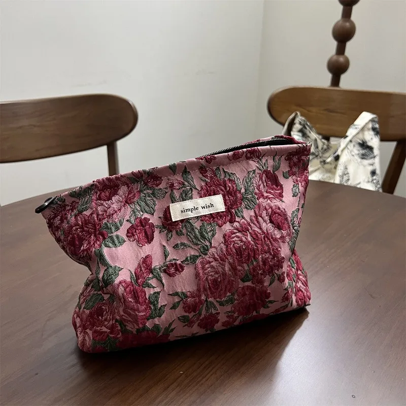 

1 Piece Elegant Women Makeup Case Retro France Style Floral Cosmetic Bag Portable Large Capacity Travel Women Stuff Storage Bag