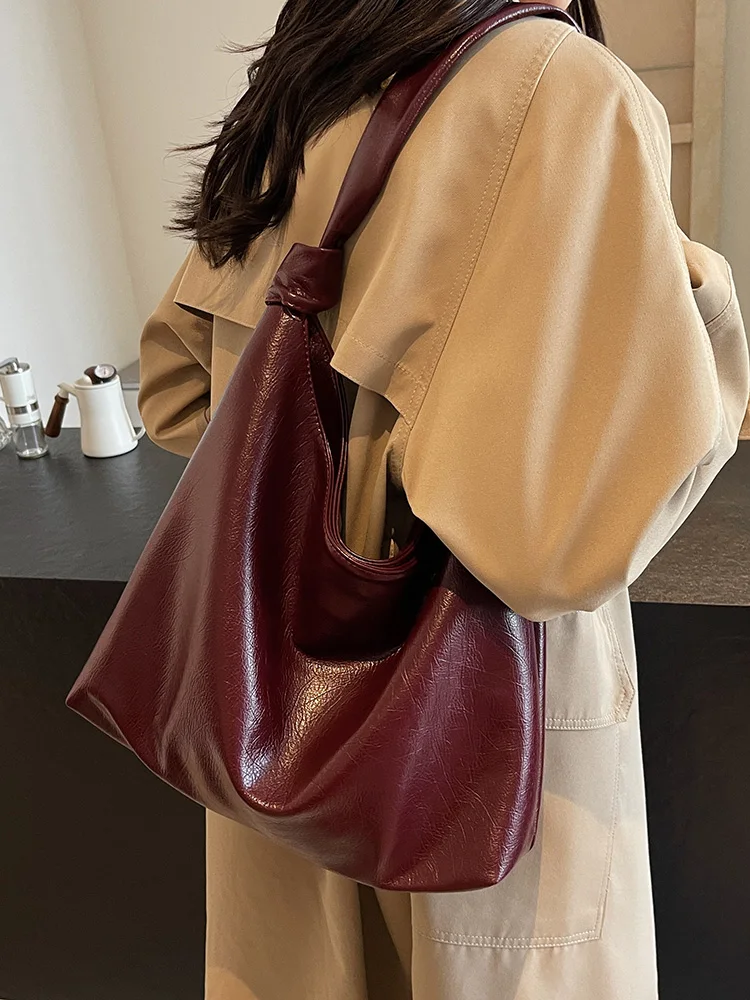 Ladies\' Vintage Burgundy Large Capacity Commuting Tote Bag 2024 New Magnetic Buckle Closed Crossbody Bag Classic Shoulder Bags