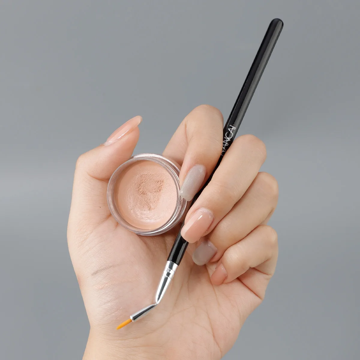 Winkel-Make-up-Pinsel. Eyeliner mit einem Formen. Sleeper. Eyeliner-Pinsel. Concealer mit Ellenbogendetail bis zum Zerreißen. Eyeliner-Pinsel