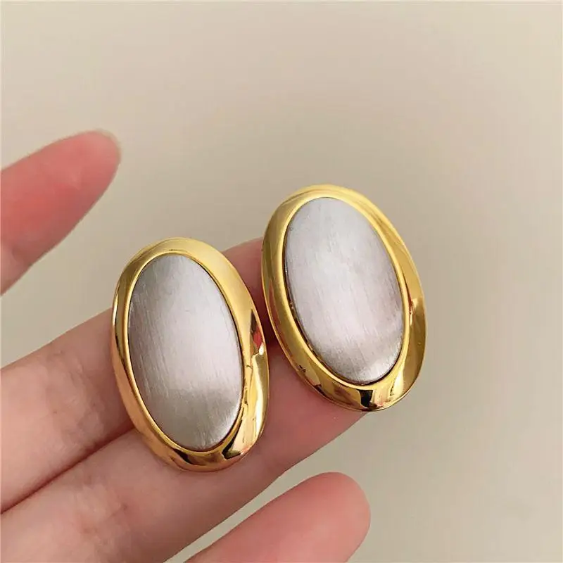 Anting Oval Logam Matte Warna Perak Emas Warna Kontras Perhiasan Besar Pesta Antik untuk Wanita Anak Perempuan