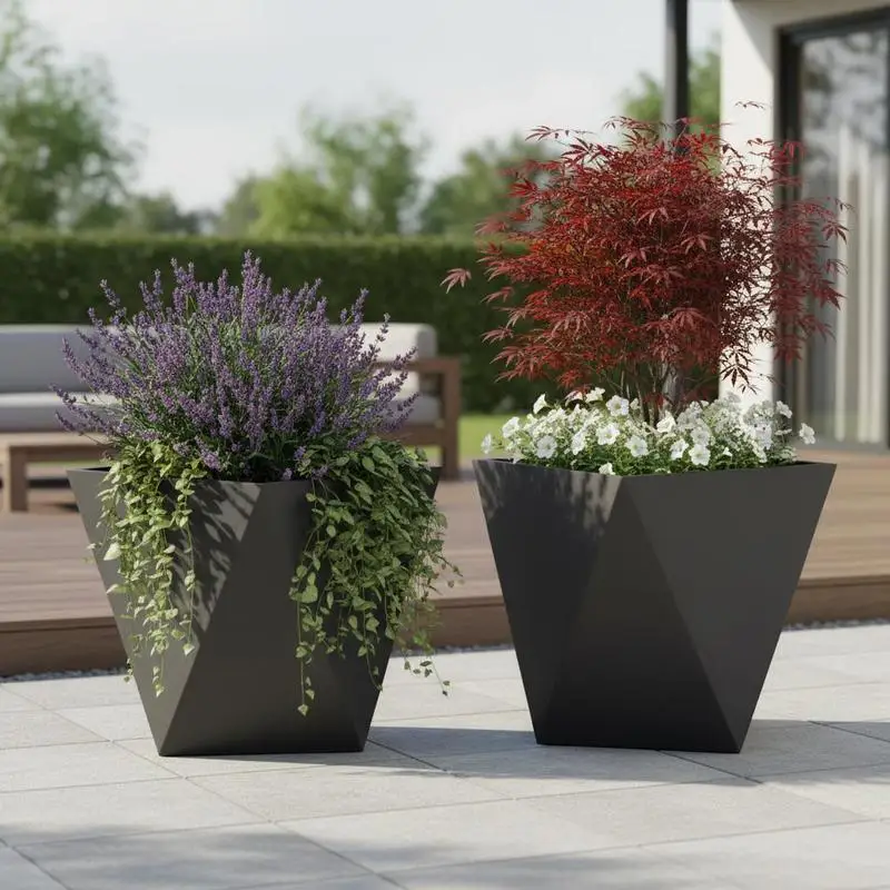 Lot de deux jardinières carrées noires en acier 50x50x50 cm, design moderne à parois texturées résistantes aux intempéries pour l'extérieur. Spacieuses pour arbustes et fleurs, base solide et stable, assemblage simple, décoration chic pour terrasse, patio et jardin.