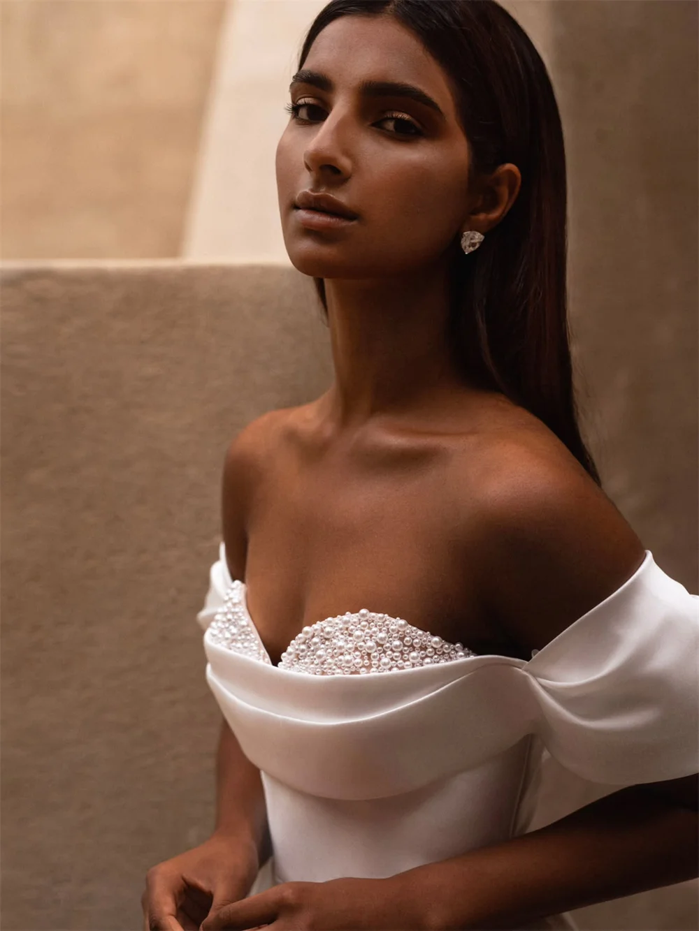 Tokyo personnalisé blanc épaules dénudées robe de mariée sans manches côté haute fente Satin Court Train robe de mariée sirène robe de mariée