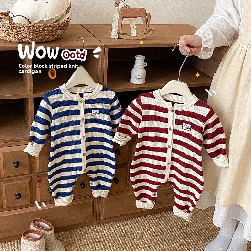 

Детский вязаный комбинезон, новинка 2023 года, осенняя детская супер милая полосатая одежда с этикетками для ползания для новорожденных, одежда на выход