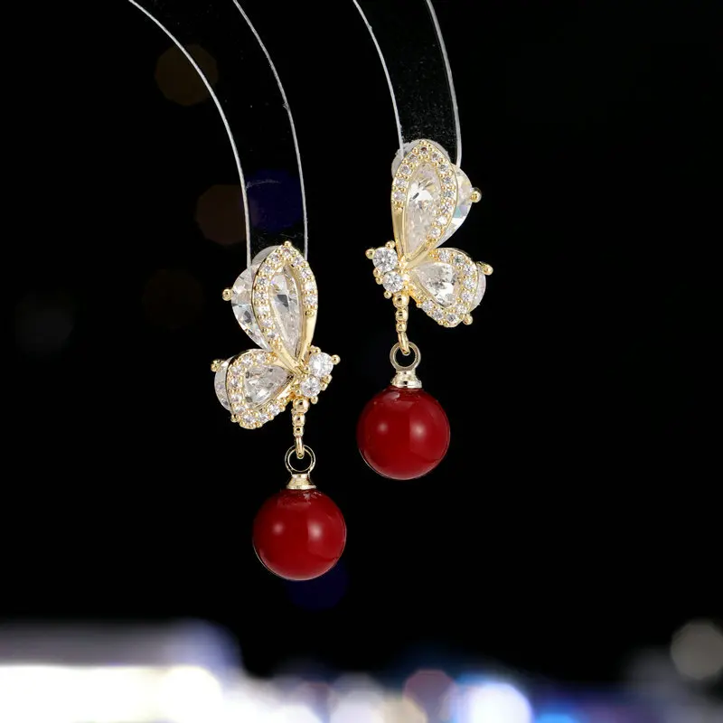 

Elegant and unique, super fairy-like earrings: Super flash zircon set with delicate and small red pearl butterfly earrings