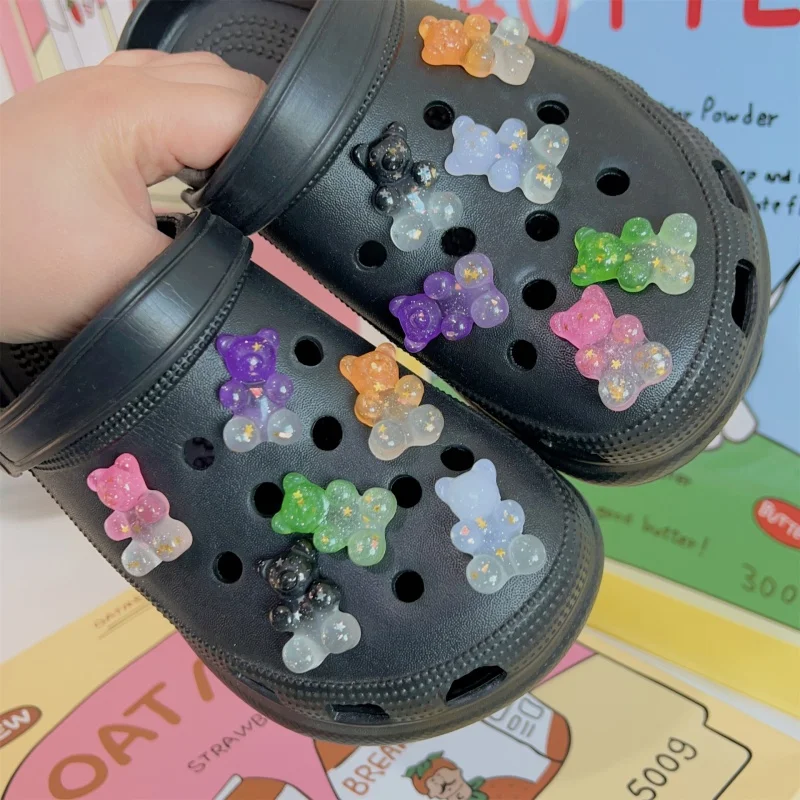 2024 Candy Bears Women's Charms Designer Hole Shoes Charms Luxury Shoe Clips Charm Pines Clogs Fit Charms Femme Wholesale