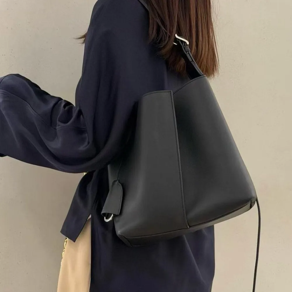 

Minimalist Leather Bucket Bag Large-capacity Commuter Shoulder Bag High-end Soft Leather Lazy Women's Texture Unique Fashion