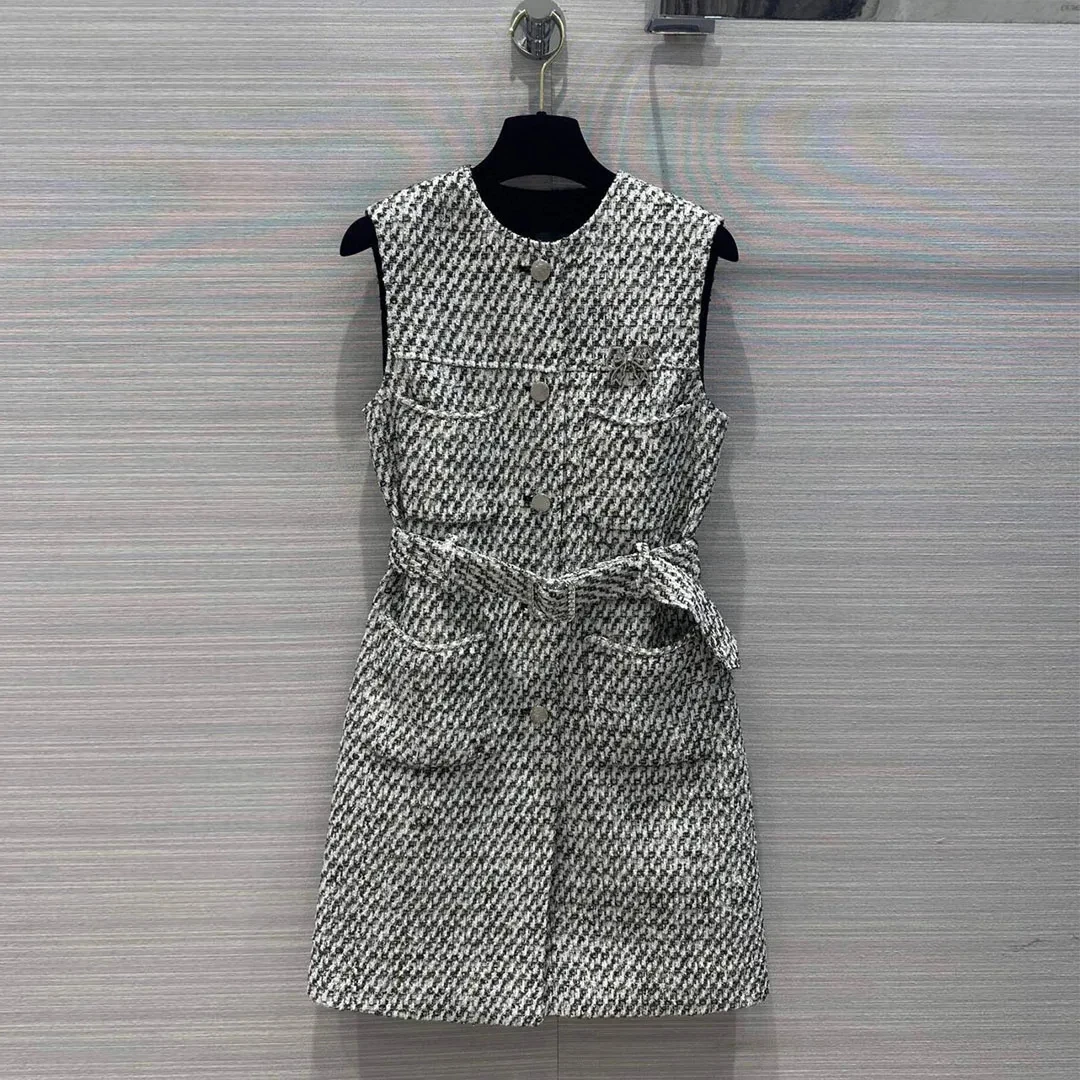 

Runway Fashion Design Gold Thread Plaid Tweed Tank Jacket Women O-neck Sleeveless Diamonds Buttons Chains Pockets Slim Belt Coat