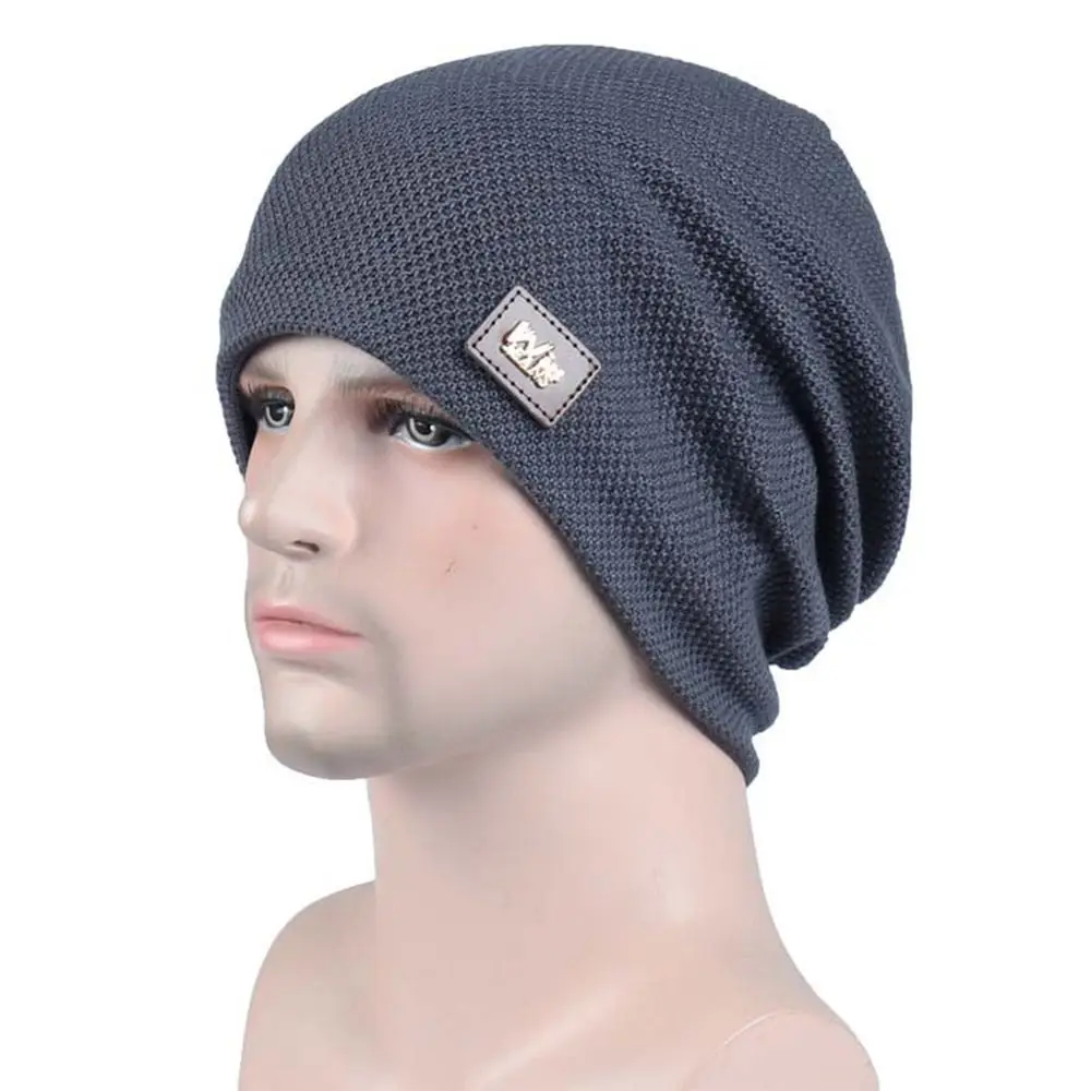 gorro-de-inverno-quente-com-forro-de-la-tricotado-casual-estilo-folgado-com-detalhe-de-etiqueta-cor-solida
