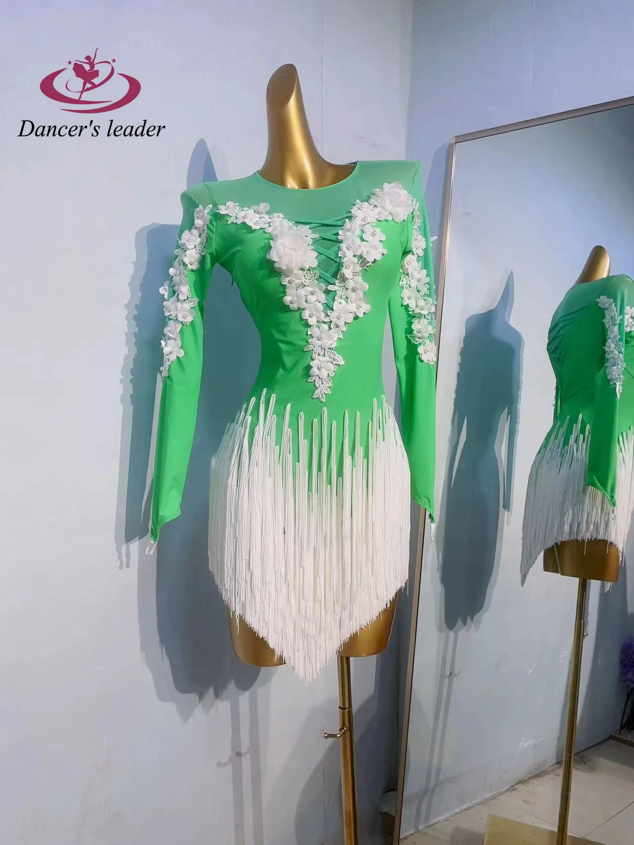 Abito da donna con strass Samba con fiore bianco in rete verde personalizzato di fascia alta da donna di danza latina internazionale