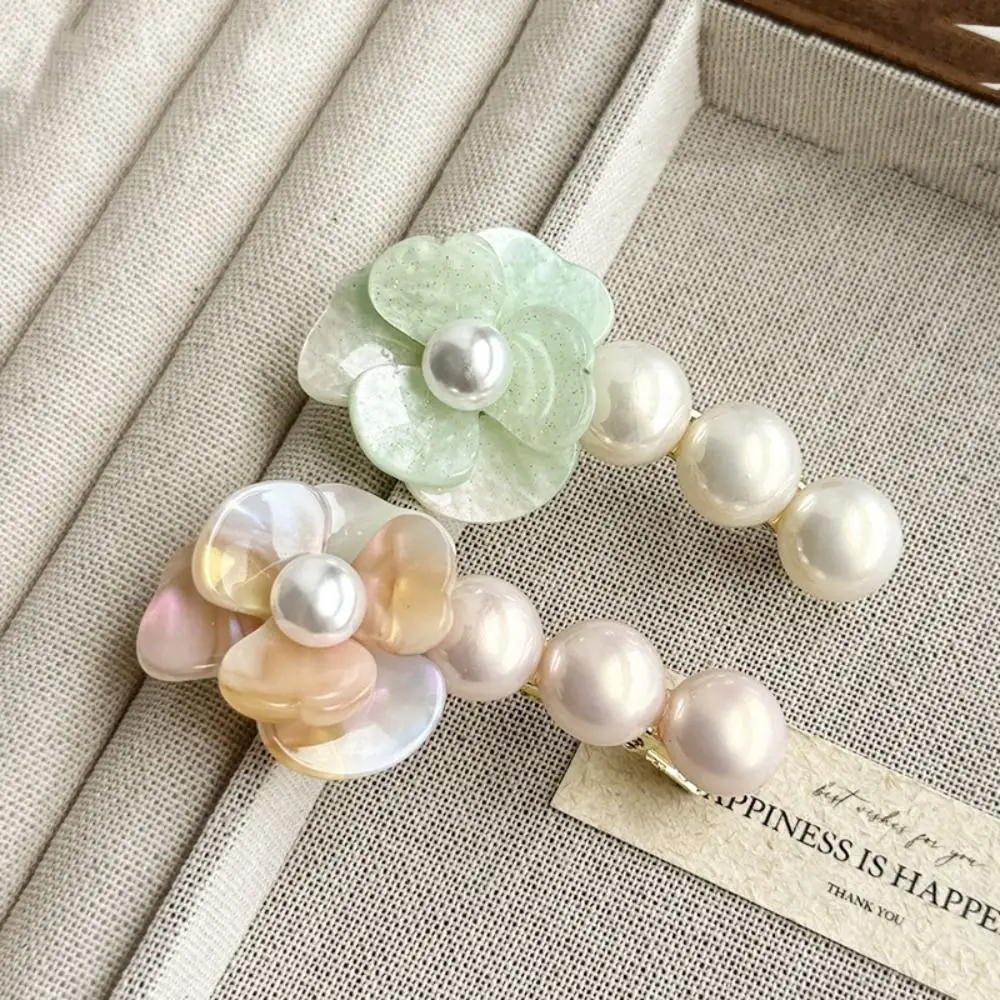 Clip laterale con perla di camelia in stile coreano adorabile Fermaglio per capelli con fiore in acetato dolce Elegante fermaglio a becco d'anatra per ragazze/signora