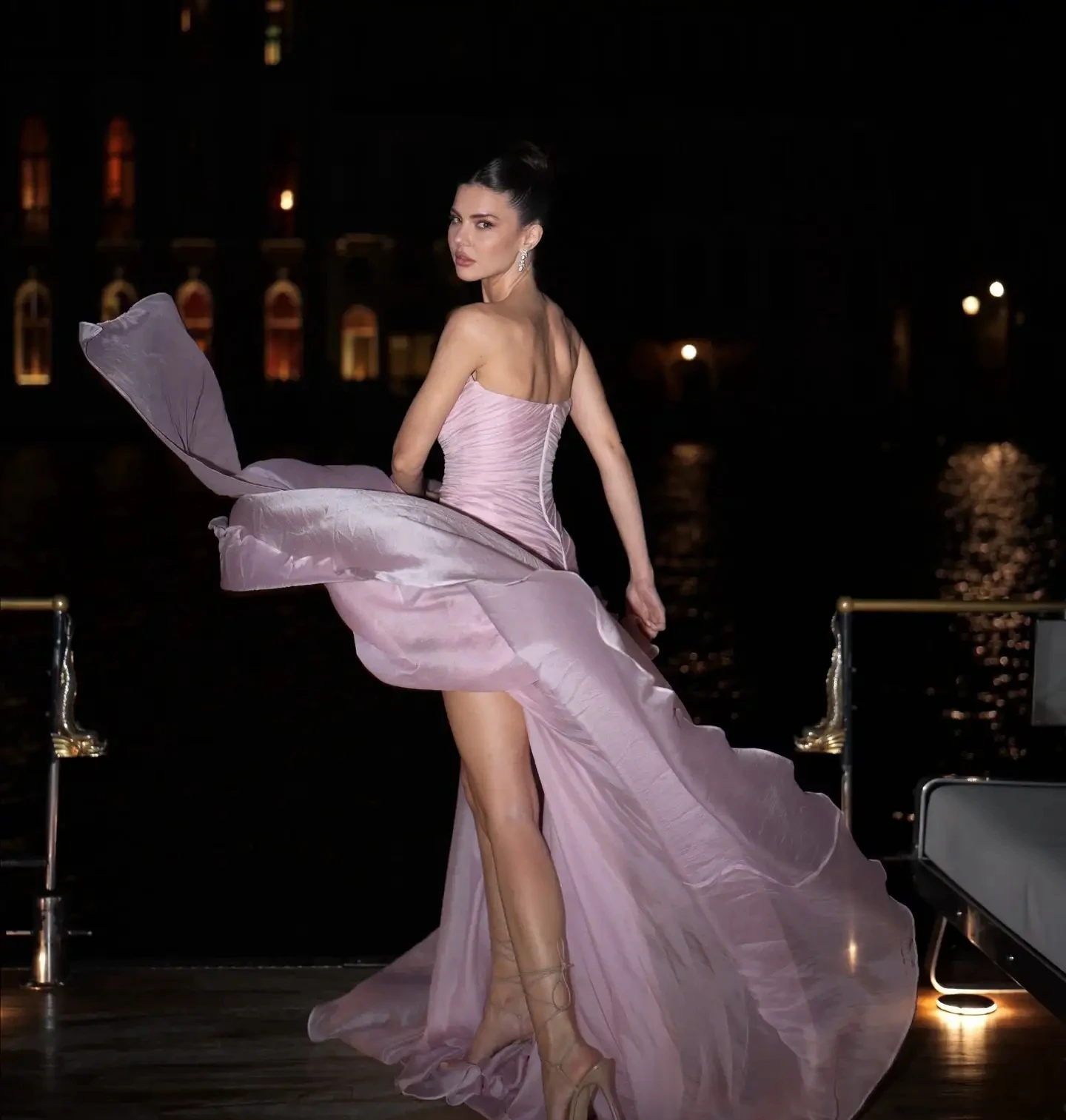 Böhmisches rosa herzförmiges Maxikleid, Chiffon, Sommerurlaubskleid, geschichtet, schulterfrei, lange Ballkleider, hoher Schlitz, bodenlang