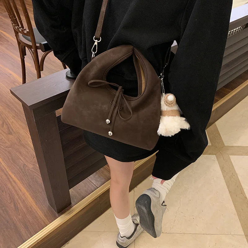 2025, nieuwe vintage suède mini-tas voor dames, zachte schoudertas, retro handtas met verenlicht, chic en compact