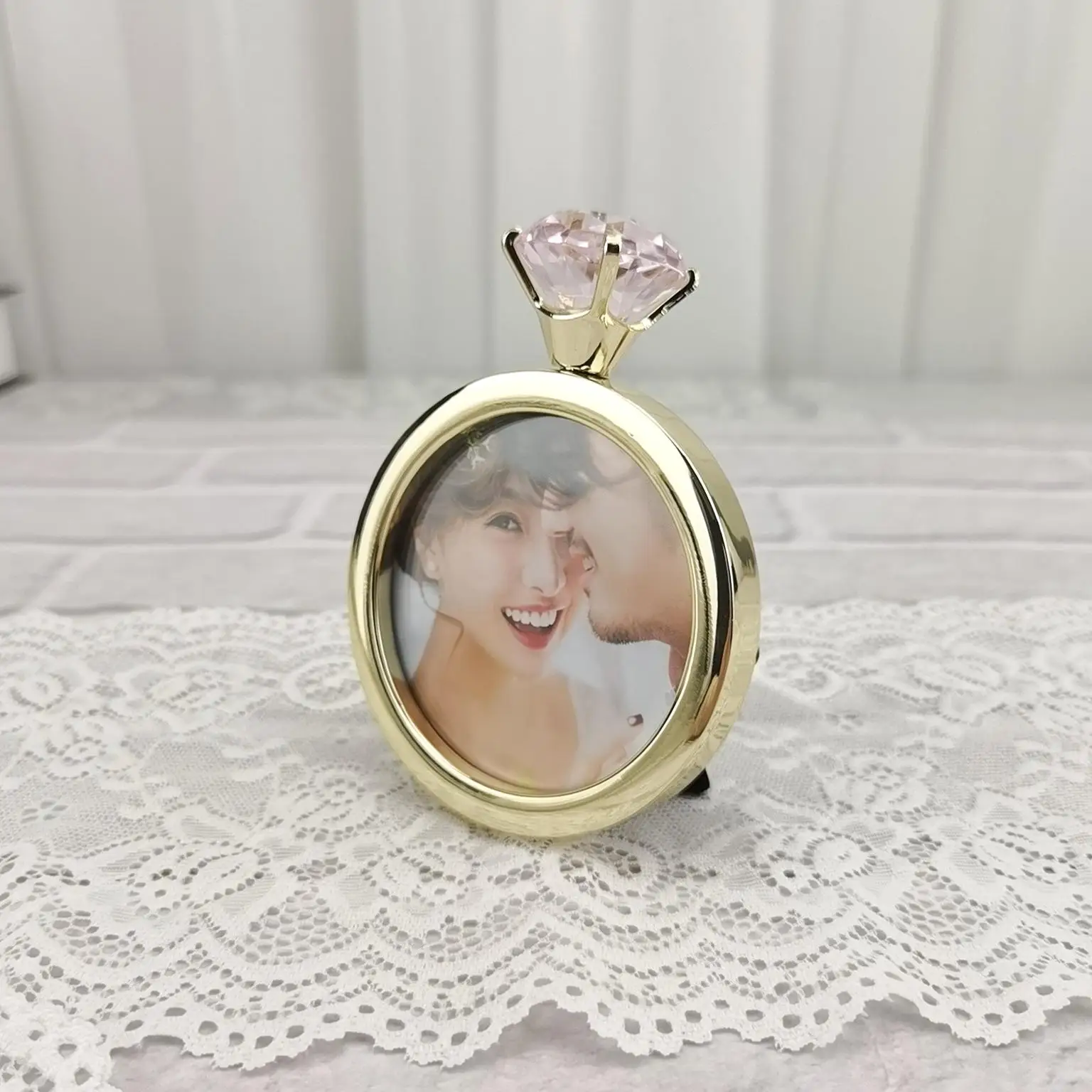 3-inch (7.6cm) Round Metal Photo Frame. Mini Handmade Creative Wedding Ring Round Electroplated Metal Wedding Dress Photo Frame.