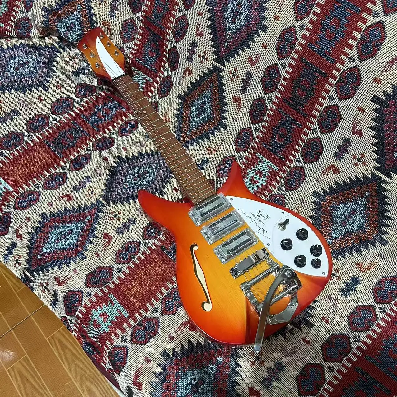 مخزون، جيتار كهربائي أحمر 325، طول سلسلة فعال 527 مم، لوحة حماية بيضاء، تجارة الجملة والتجزئة