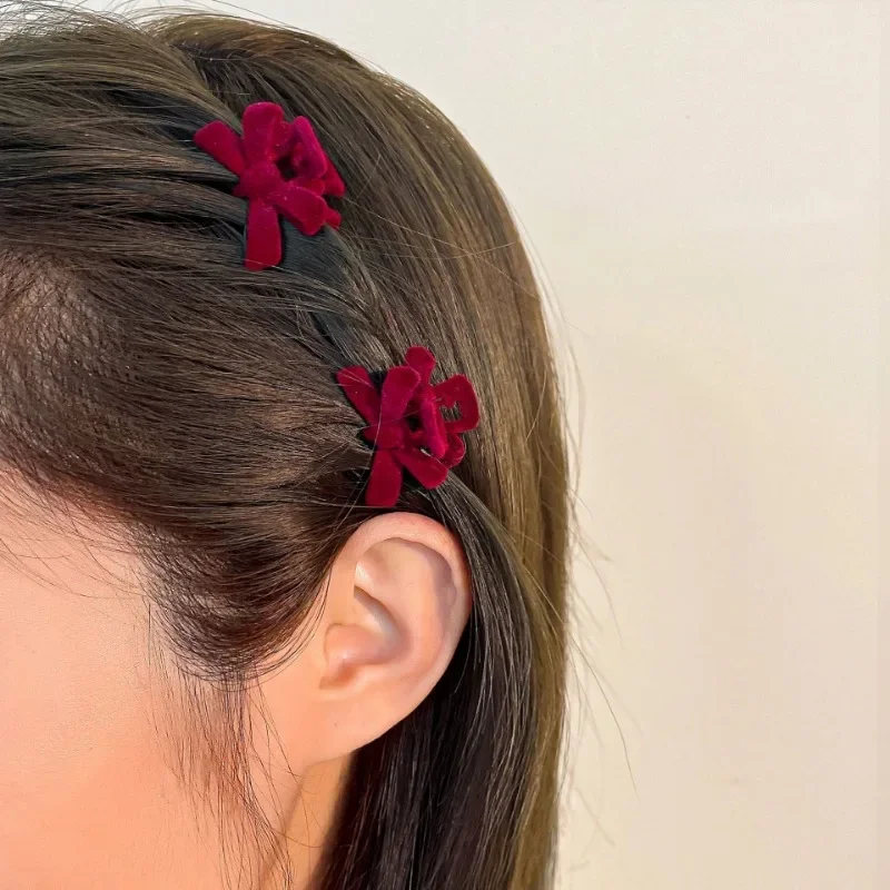 قطعتان من مشابك مخلب القوس المخملي الأحمر للعام الجديد - مشابك شعر جانبية للنساء، مشابك شعر على شكل غرة لمجموعة هدايا إكسسوارات الشعر الجميلة