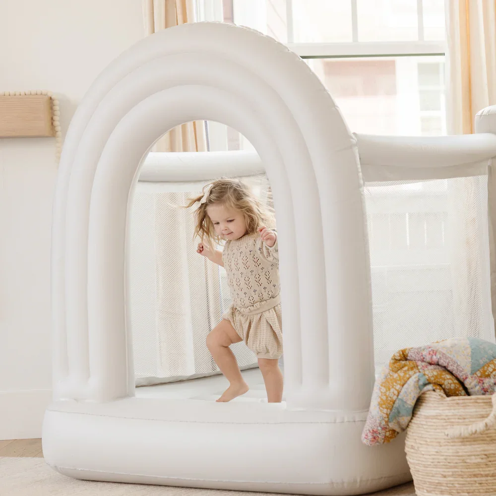 

MINI Castle, made of PVC material, same style as the one sold in SMOL stores, suitable for children aged 1-5.
