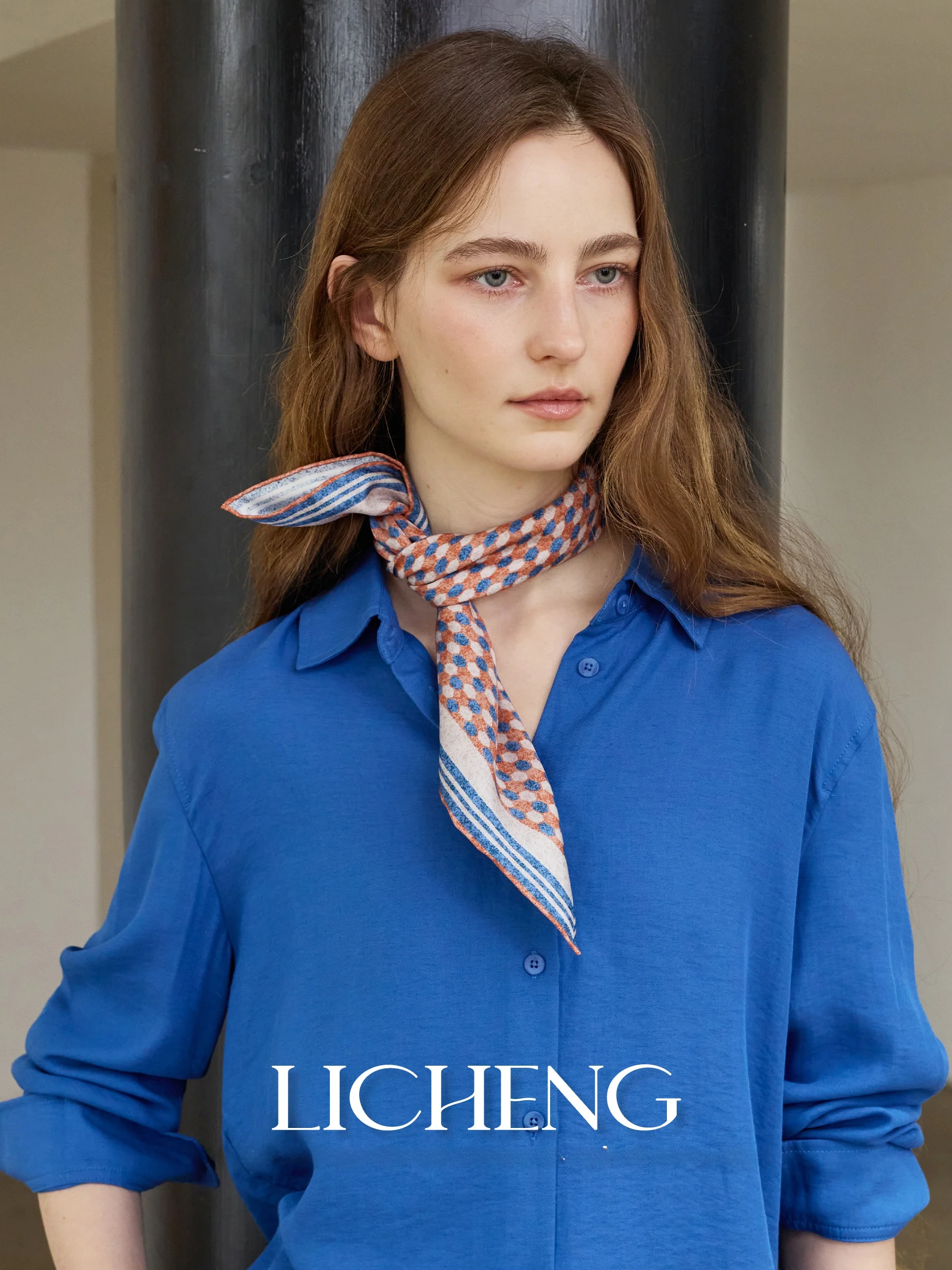 手巻きエッジシルクスカーフ女性の春夏エレガンスブルーオレンジカラーブロック幾何学模様ネックスカーフファッションアクセサリー