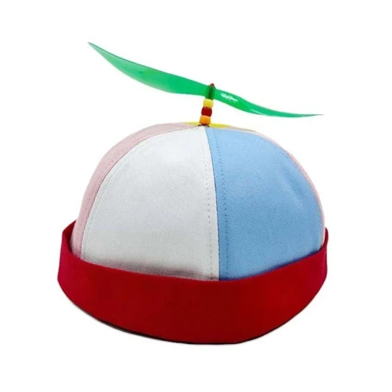 Elegante sombrero helicóptero con coloridos mosaicos bambú que destaca entre multitud con sombrero único para y