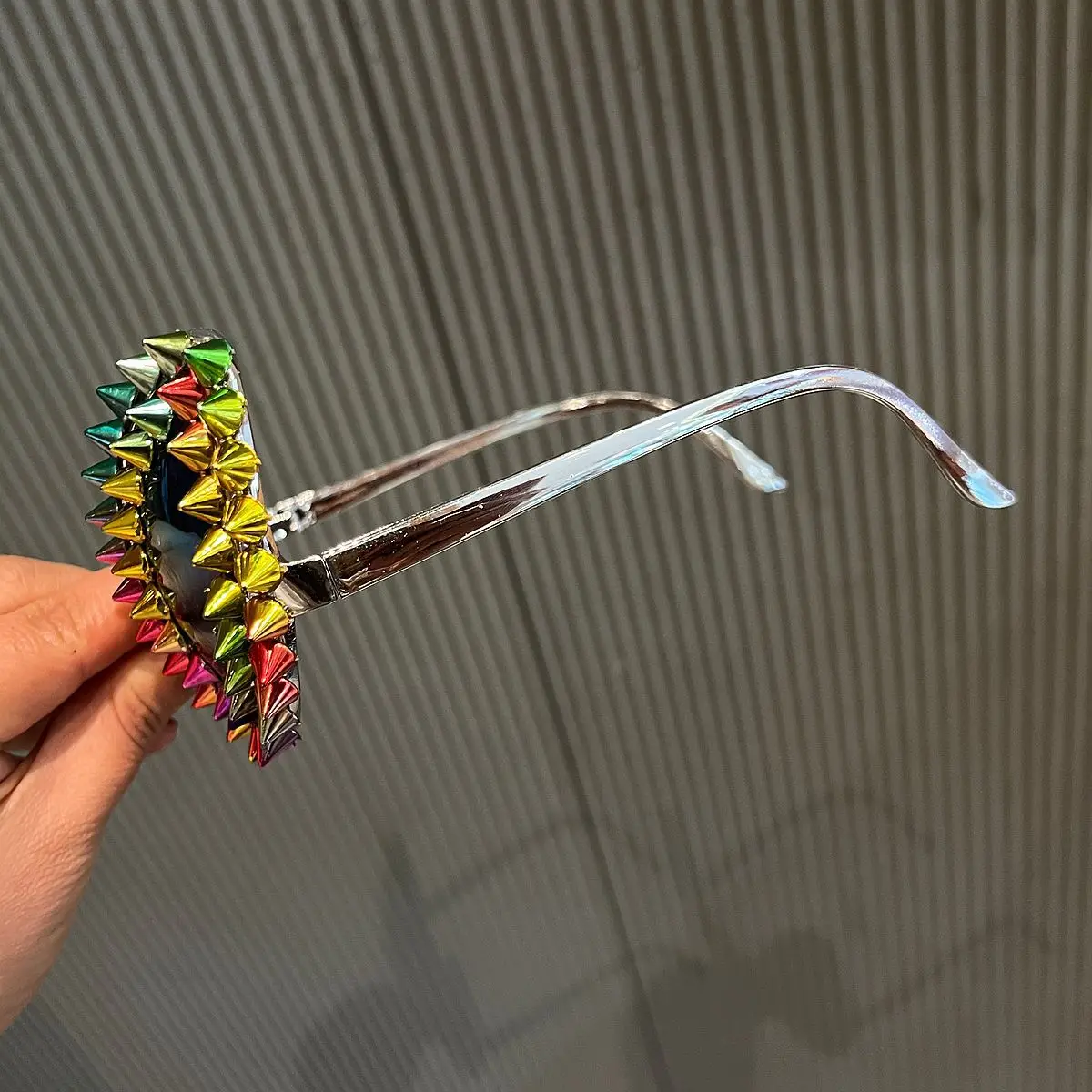 فريدة من نوعها قوس قزح سبايك الغريبة النظارات الشمسية النساء والرجال مضحك مهرجان الكرة نمط نظارات الحفلات نظارات شمسية سلسلة معدنية فاسق ظلال