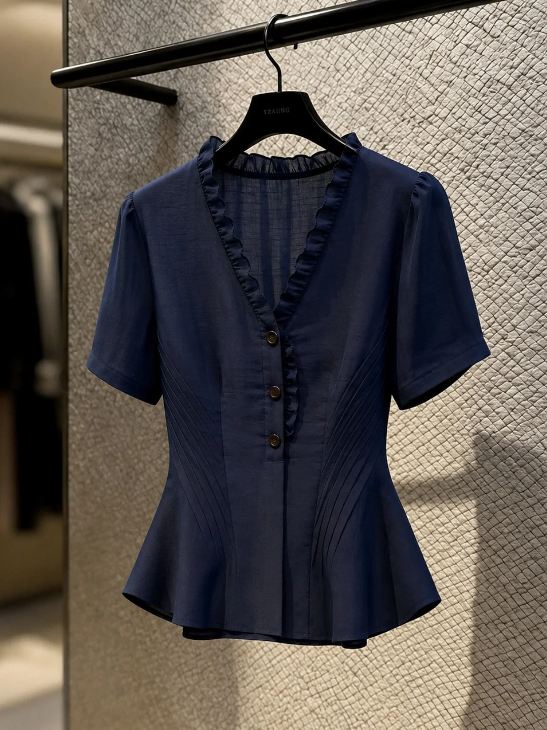 

Slimming V-Neck Short Sleeve Shirt Women's Fashion Top Waist-Cinching Design Korean Style Commute Wind Flower Cardi