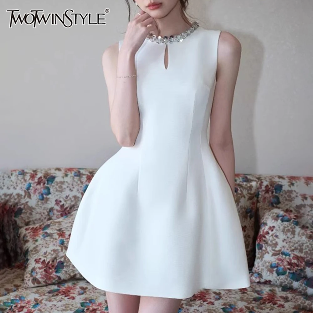 

TWOTWINSTYLE однотонные утягивающие платья с блестками для женщин с круглым вырезом без рукавов и высокой талией, темпераментное женское платье