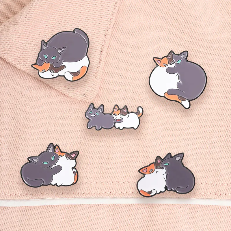Fierce Cat Emaille-Anstecknadel: Katze beißt den Schwanz der Katze, Cartoon-Stil, niedliche kämpfende Katzen-Brosche, Reversnadel, Schmuck, Valentinstagsgeschenke – Detail 7