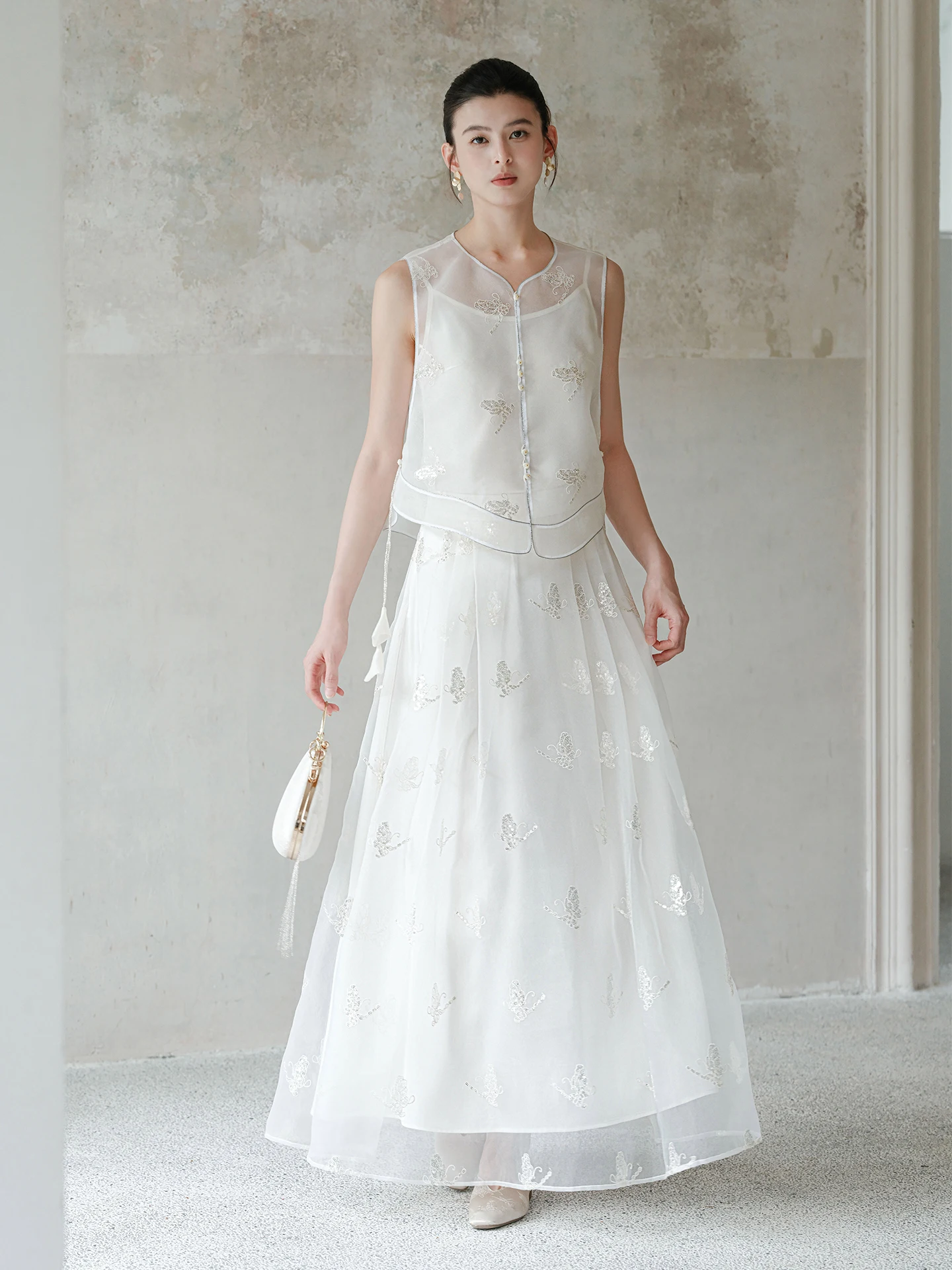 

Новый китайский комплект с вышивкой и пайетками: летний дышащий полиэстеровый топ-жилет и юбка для женщин, сезон 2025