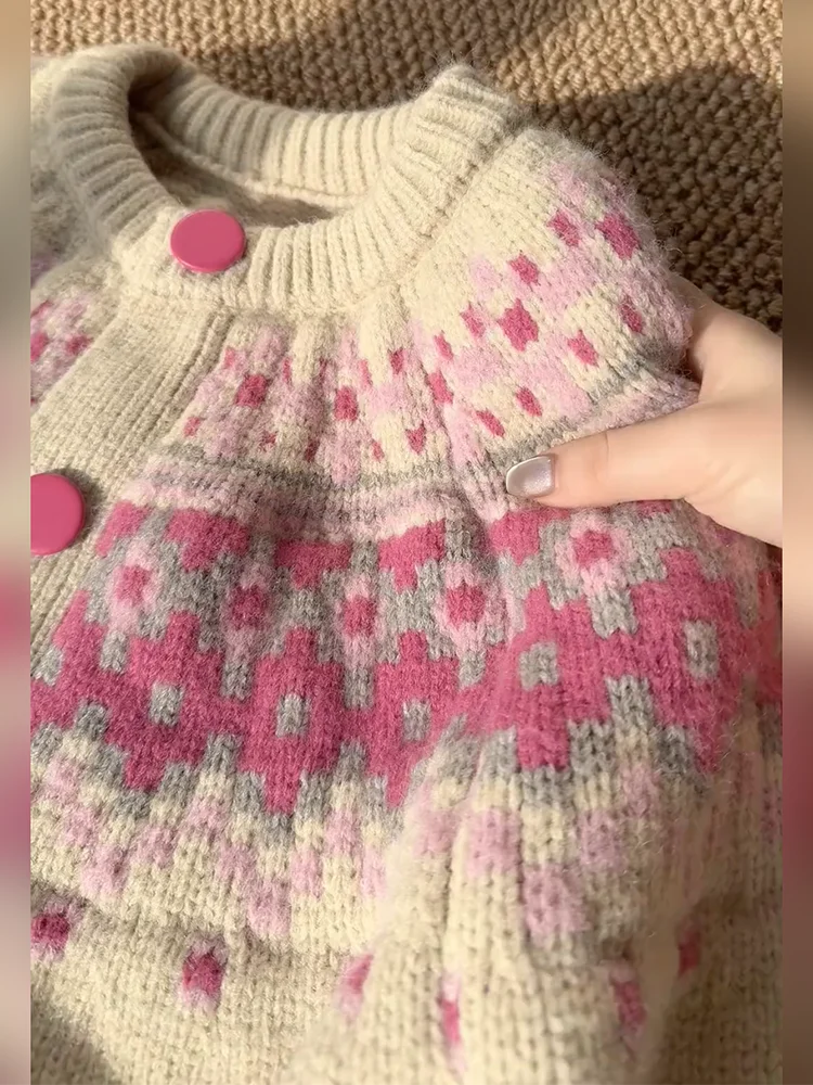 

Винтажный жаккардовый вязаный кардиган для женщин, мягкая и уютная серия Color-Block, новинка зимы 2025 года, свободный топ на флисовой подкладке