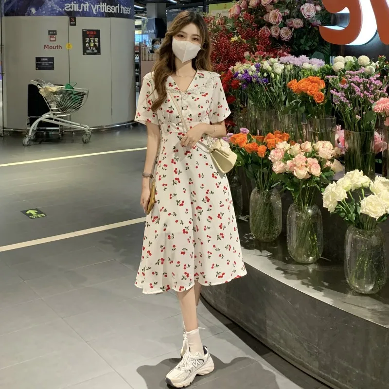 

Новое летнее платье больших размеров 2023 года с цветочным принтом, кружевным воротником, приталенное, с V-образным вырезом, в корейском стиле, модное, длинное, стройнящее талию.