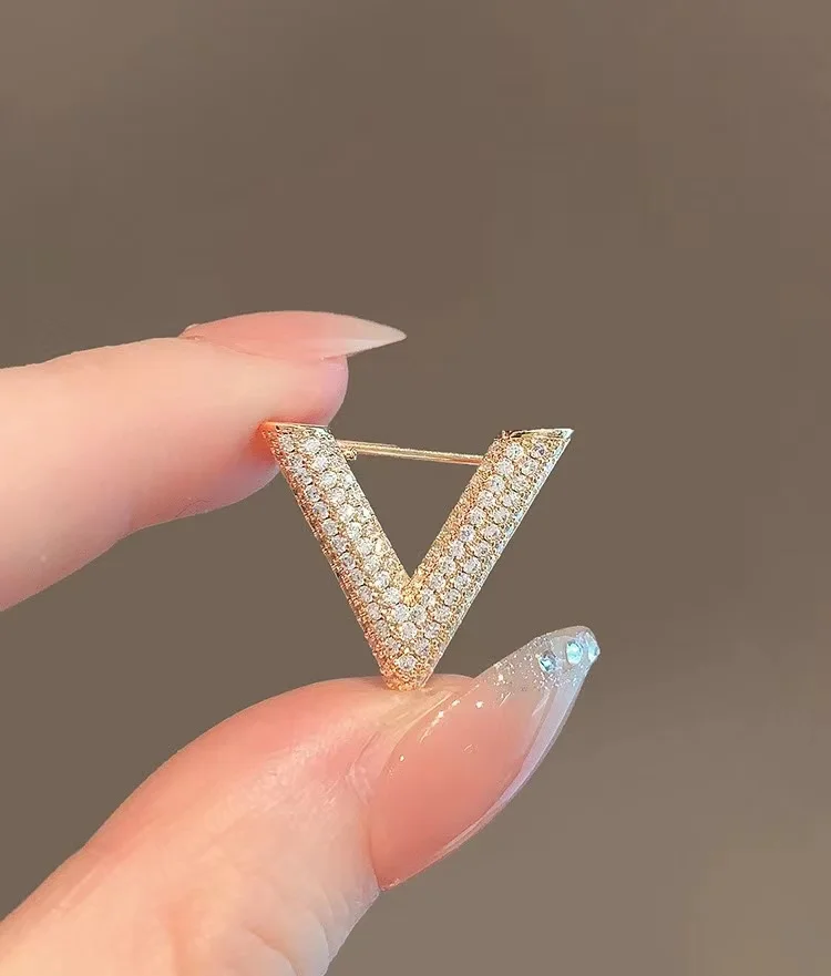 Simple Minimalist Crystal Letter V Brooch Pin for Women Men Rhinestone Triangle Brooches Pins Collar Accessories