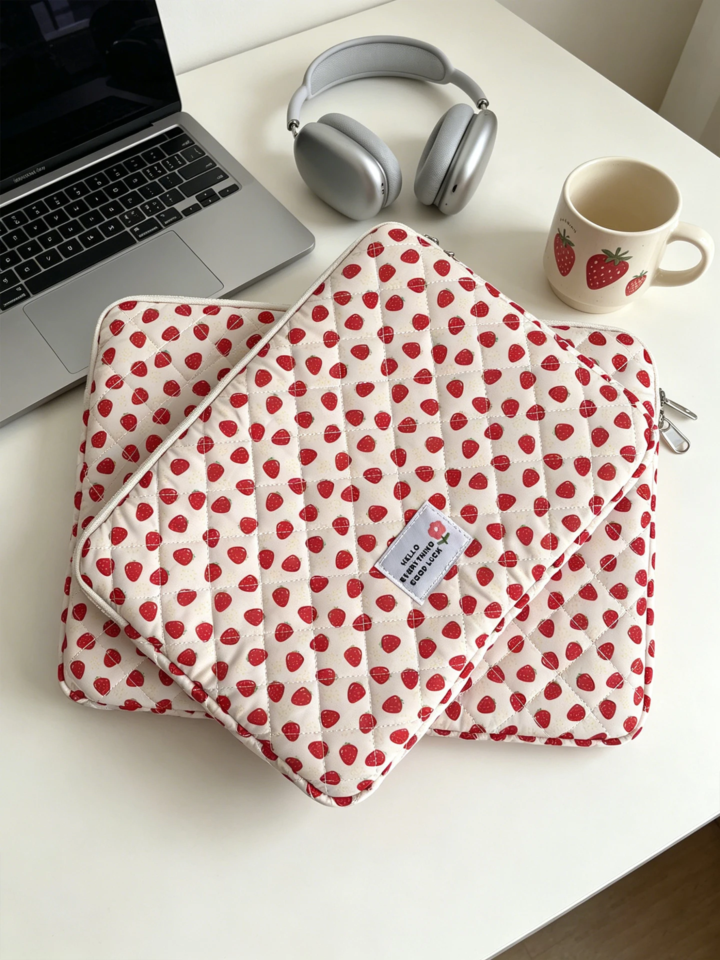 Sweet Strawberry Pattern Quilted Laptop Sleeve Case Portable Notebook Carrying Cover 11/13/14/15.6/16 Inch Notebook Tablet Pouch