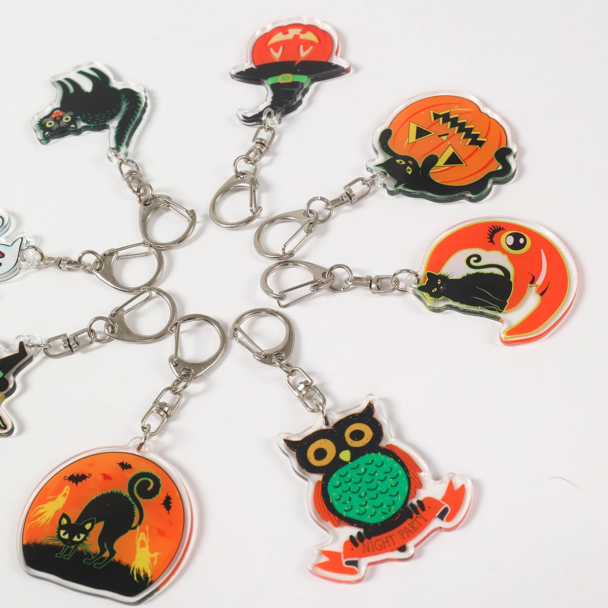 

6Pcs Halloween Acrylic Keychains Halloween Theme Party Decoration Kids Favor Pumpkin Cat Keychains Trick or Treat Party Supplies