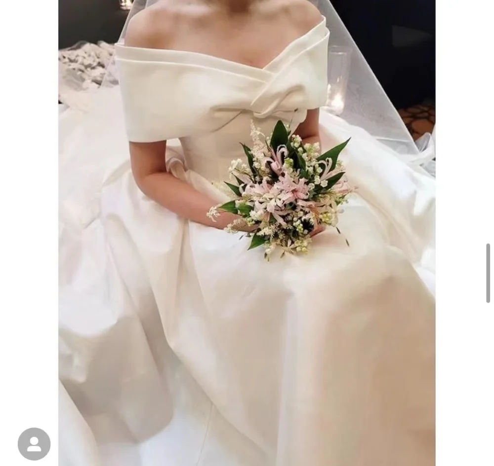 

2022 New Design Off-Shoulder Wedding Dress Short Sleeves Satin Elegant A-Line Backless Simple Korean Custom Bridal Gowns 웨딩드레스