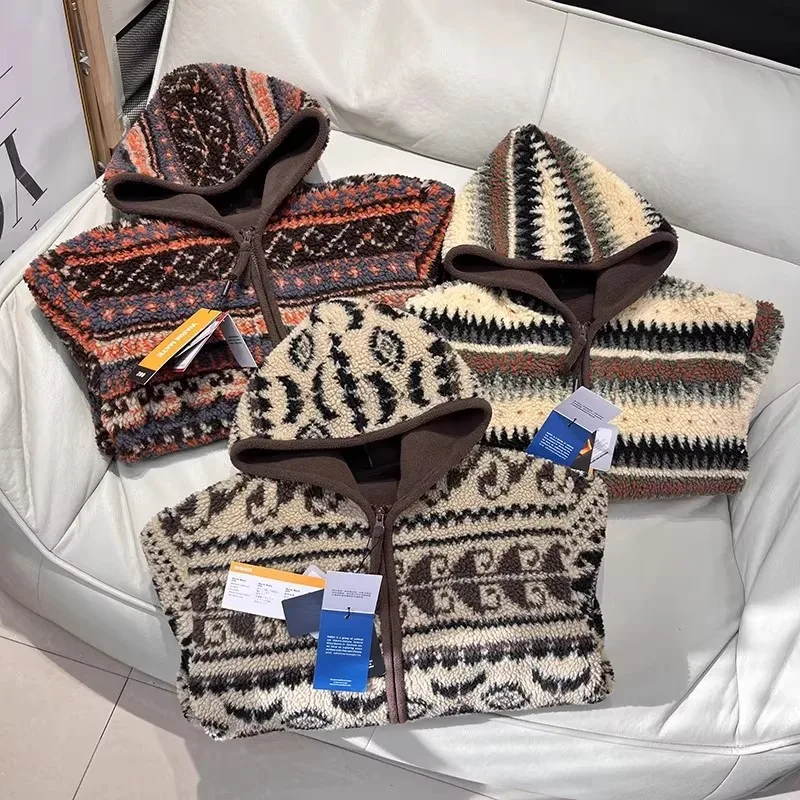 

Утепленная зимняя куртка из флиса для женщин: ретро-этнический стиль, теплая, с капюшоном, отделкой из овечьего меха и застежкой-молнией