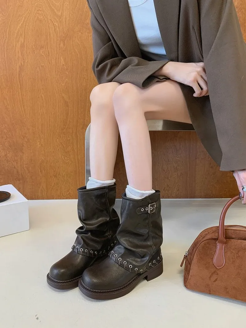 Herbstneuheit: Damen-Stiefeletten im Rock-Stil, kniehoch, mit Nieten und Gürtelschnalle, modische Stiefeletten, kurze Stiefeletten im Patchwork-Stil. – Detail 13