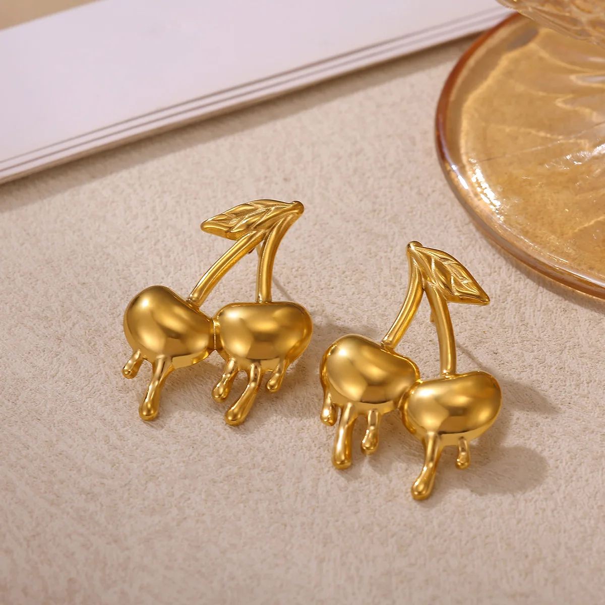 Süße Flüssige Kirschstern-Ohrringe für Damen, goldfarben, Edelstahl, geometrisches Design, modischer Sommerschmuck
