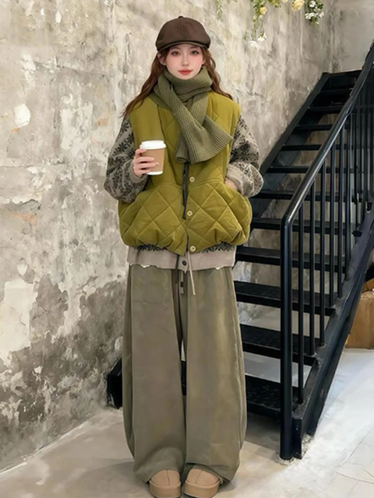 

Стильный зимний женский комплект из двух предметов: стеганый хлопковый жилет и ретро-свитер с вышивкой, теплый, свободного кроя, с круглым вырезом